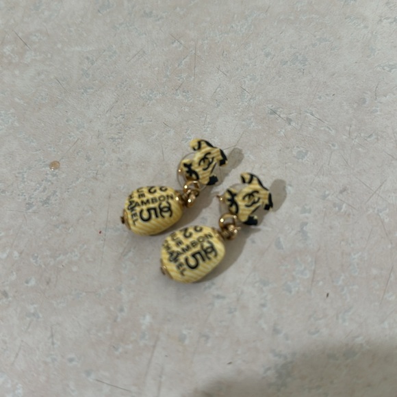 Authentic Chanel earrings, lightweight wood and painted design. Vintage - Picture 2 of 2